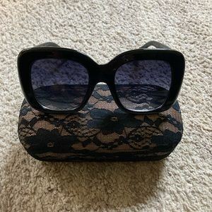 New black sunglasses, big frames, case included